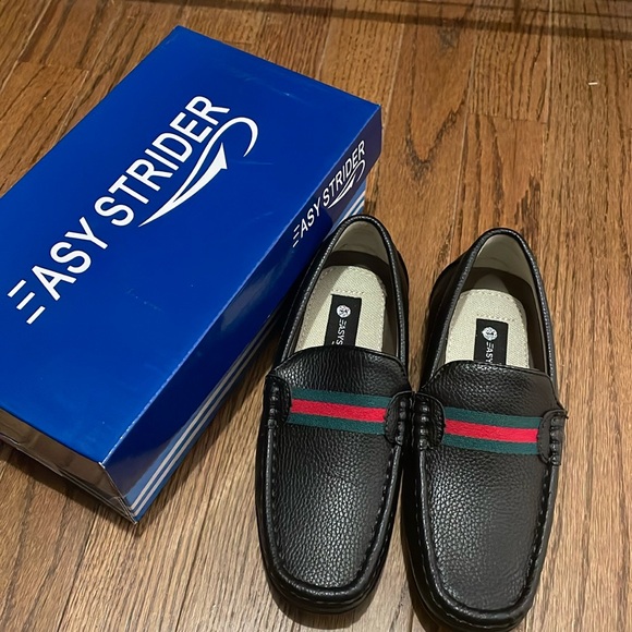 Boys. DRESS SHOE SIZE 1 .  EASY STRIDER- webbed stripe design .  Luxury look. - Picture 1 of 4